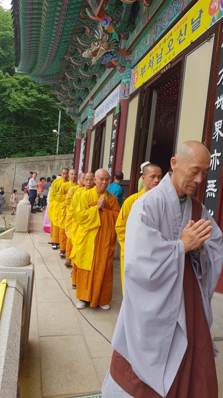 Partake in the Vesak Ceremony at Yonggungsa Cham Joeun Uri Temples